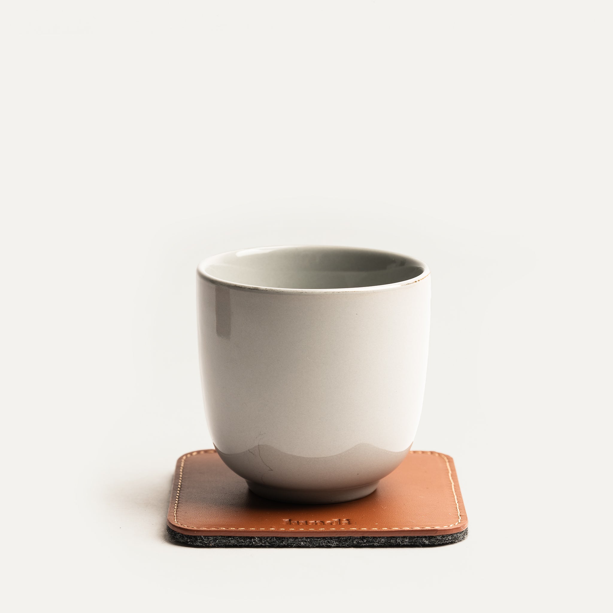 Sous tasse minimaliste, élégant en cuir.