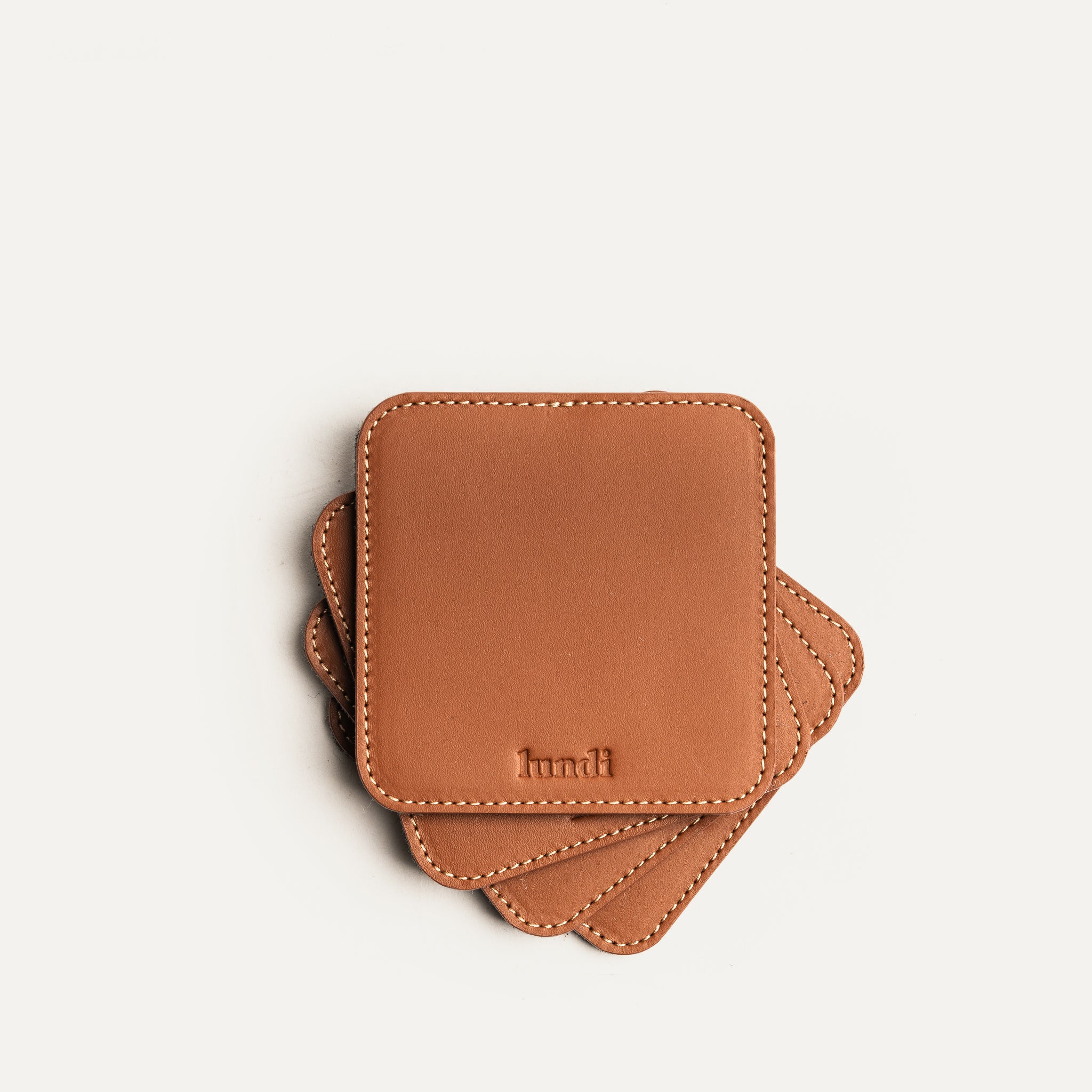 Sous tasse réversible en cuir cognac et feutre recyclé.