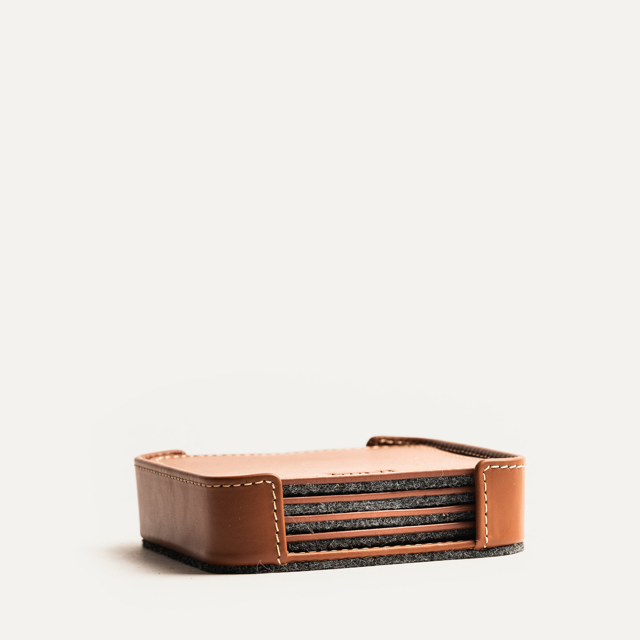 Sous tasse vendu par 4, dimensions : 42 x 30 cm, en cuir cognac.