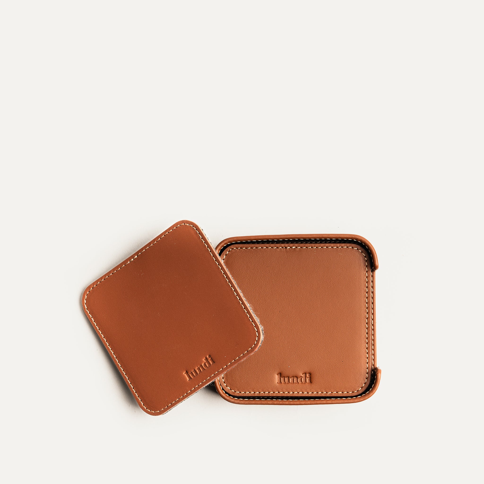 Sous tasse, finitions haut de gamme et cuir semi végétal.