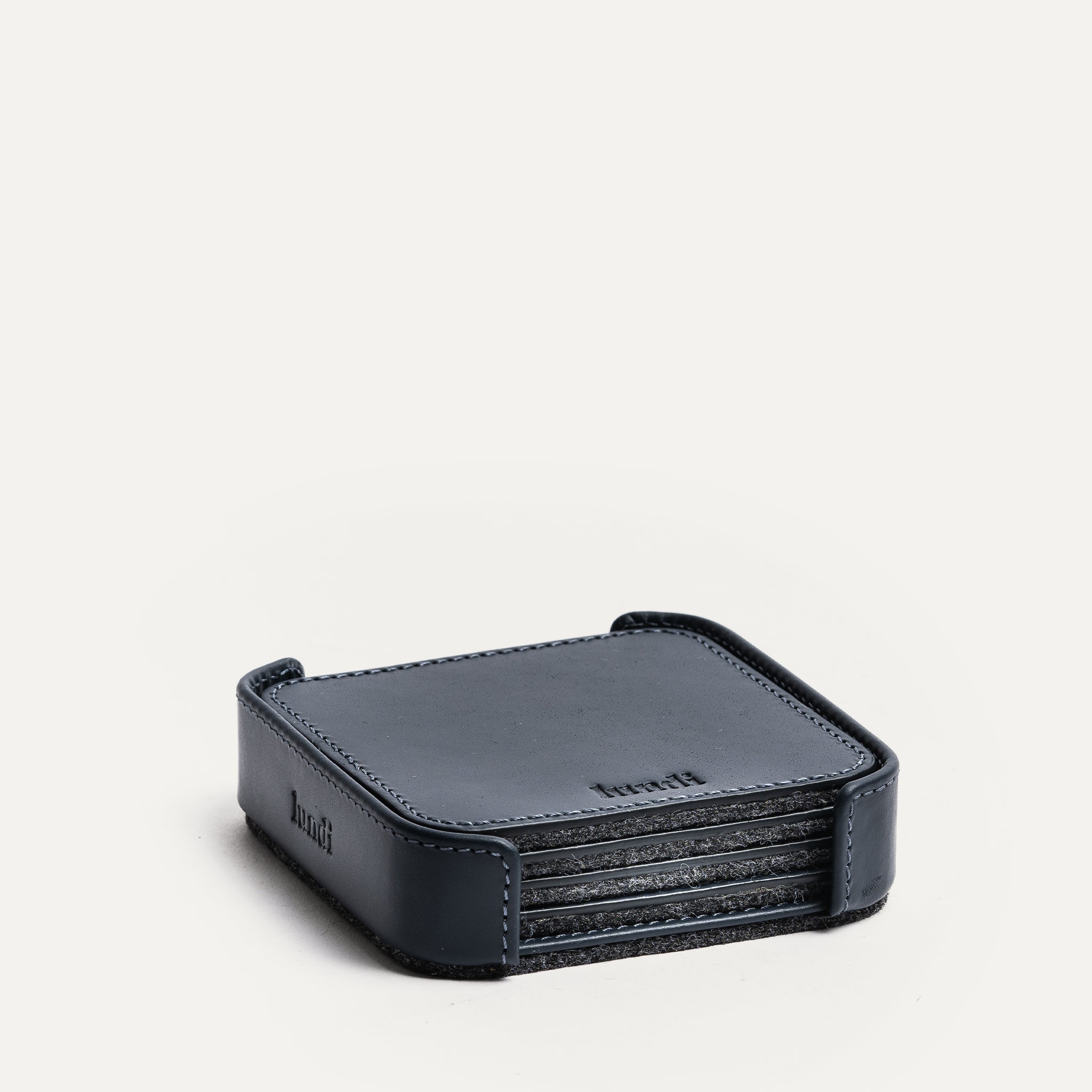 Sous tasse en cuir marine, par 4, réversible, modèle IVO lundi.