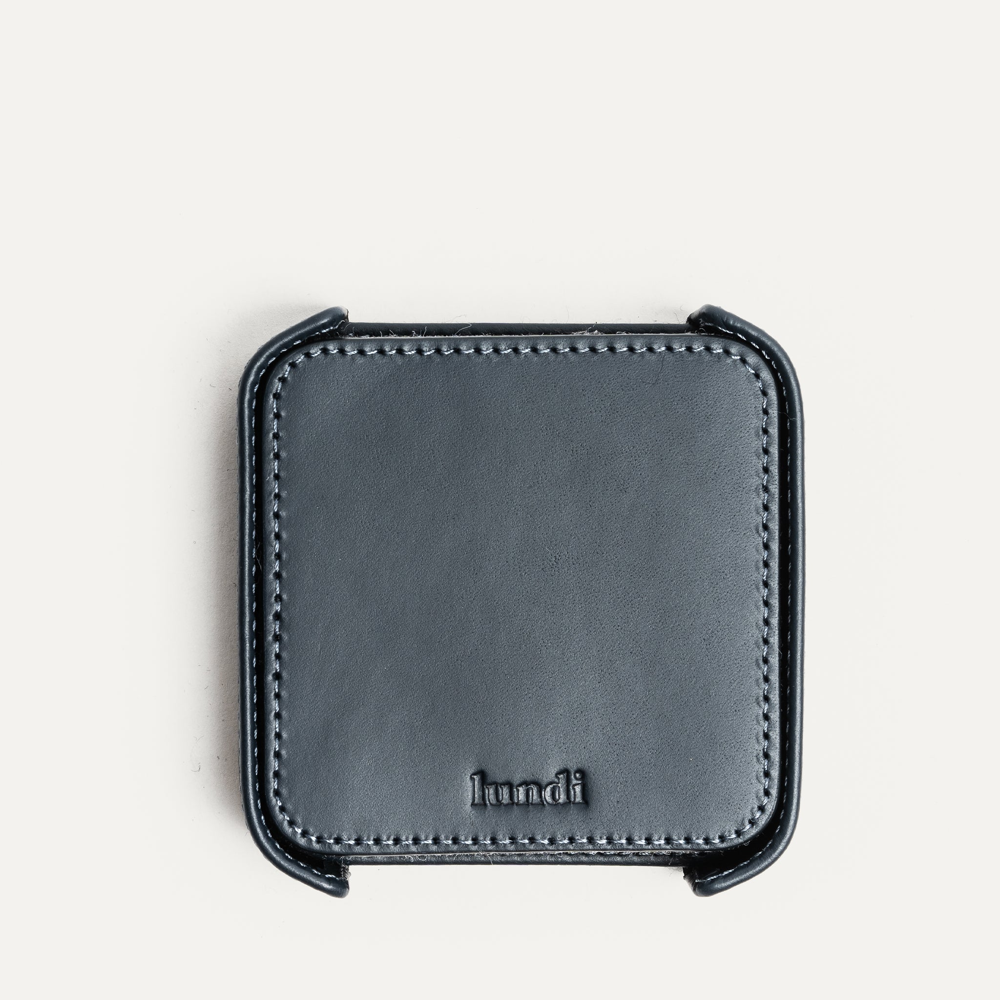 Sous verre ranger dans un support chic pour son bureau ou sa maison.