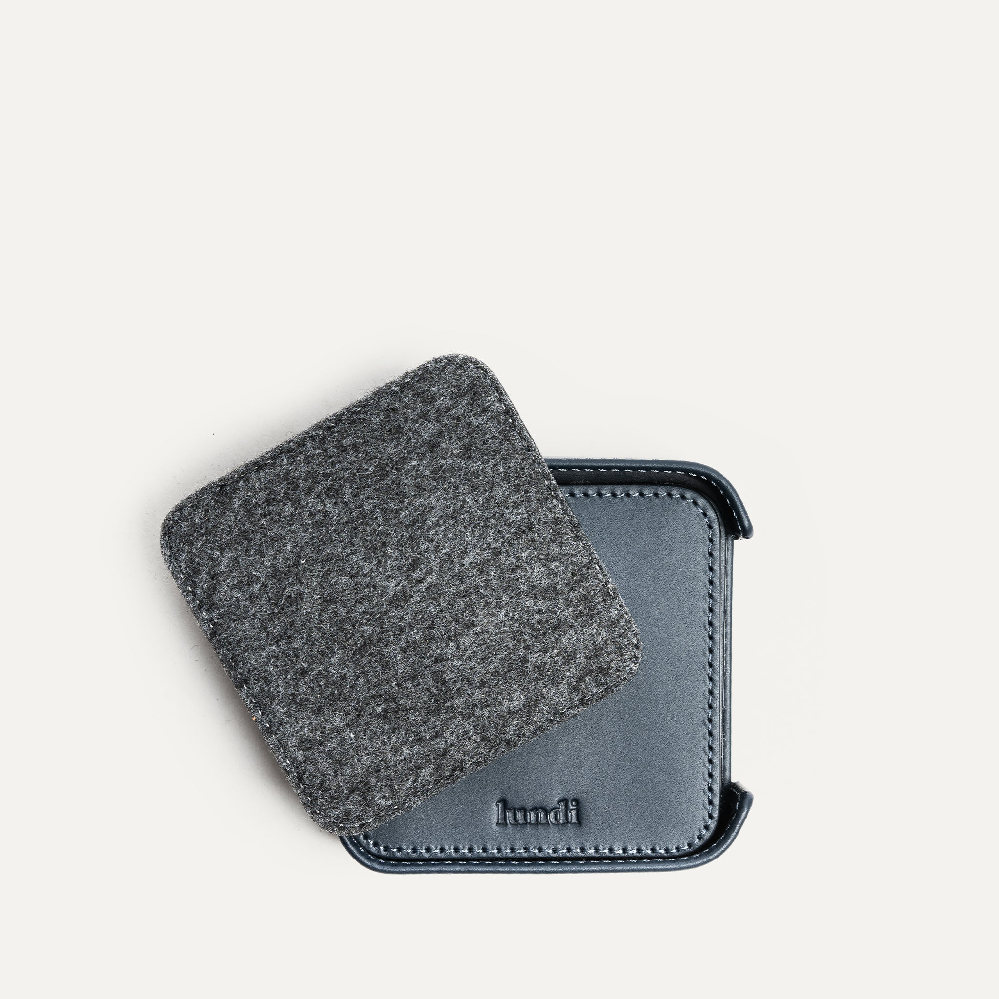 Sous verre réversible bleu marine et feutre gris.