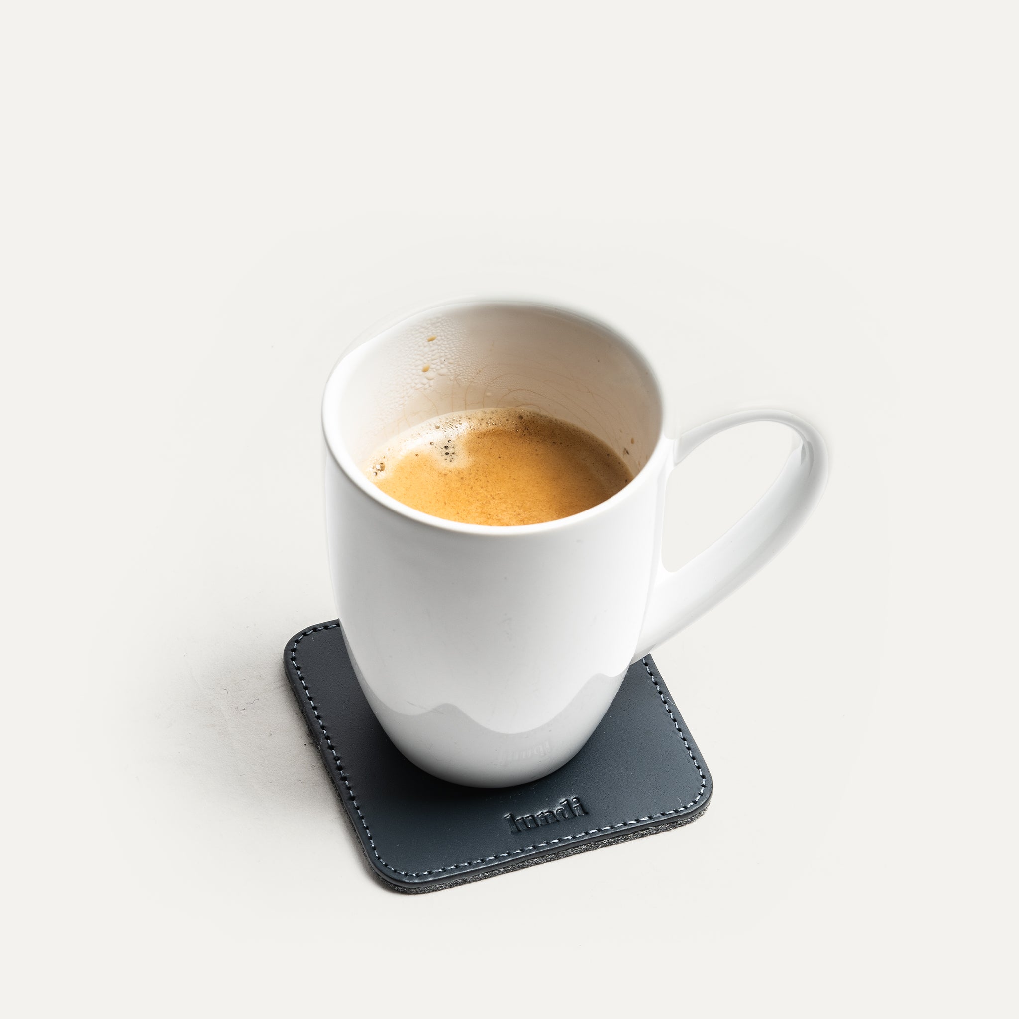 Sous tasse en cuir marine.