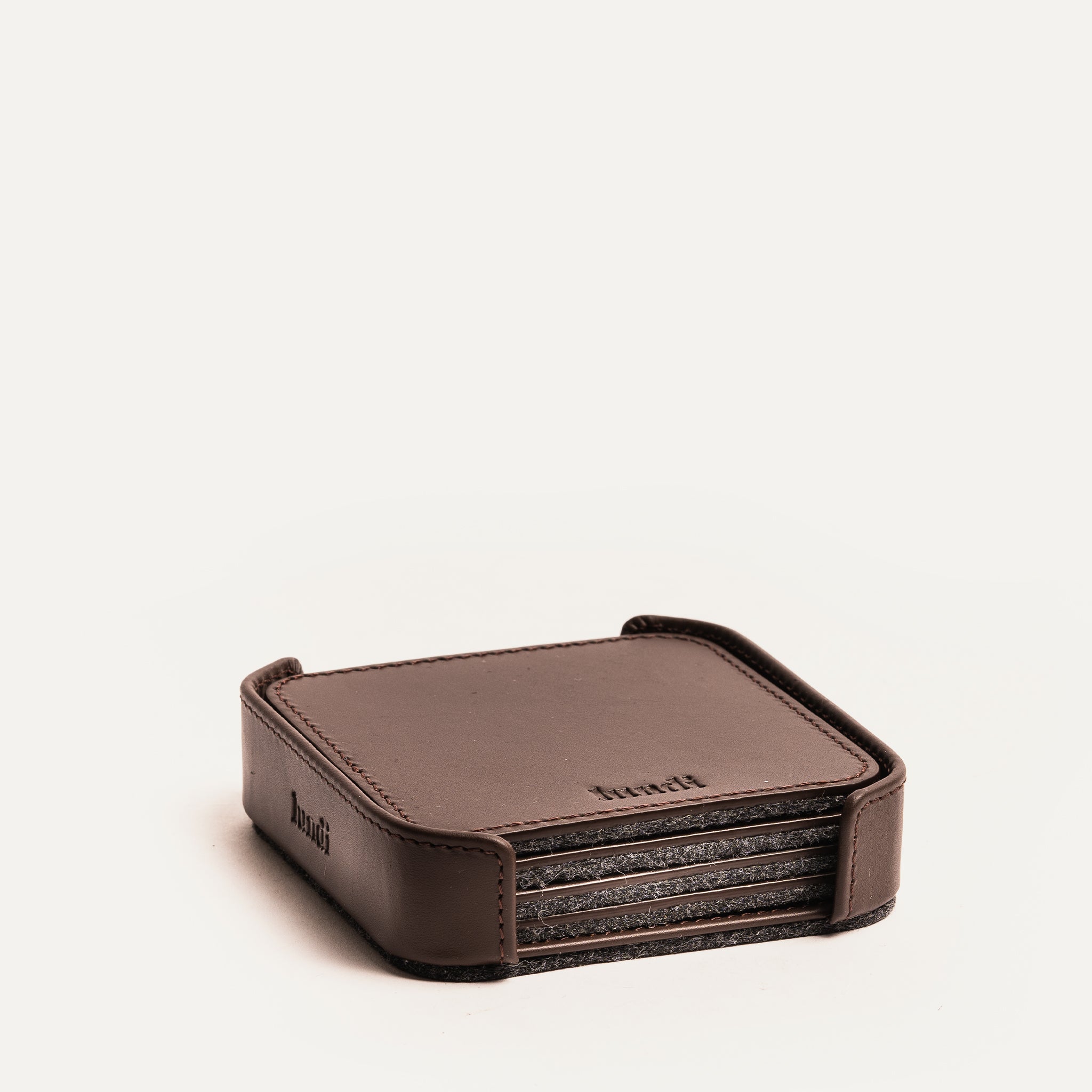 Dessous de verre en cuir avec un rangement élégant.