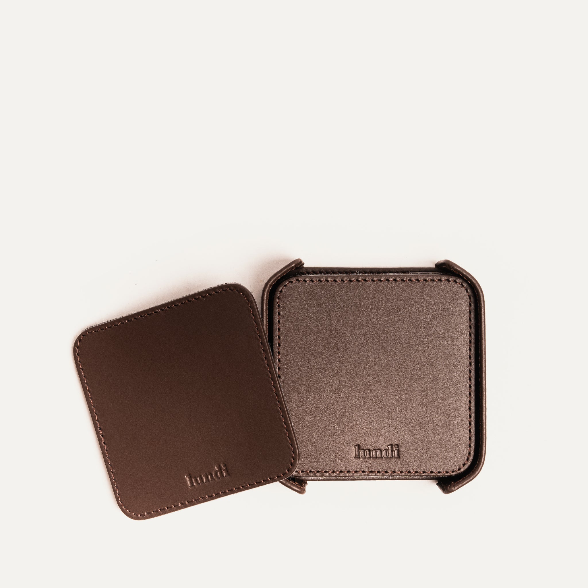 Dessous de verre en cuir réversible en cuir marron ou en feutre gris.