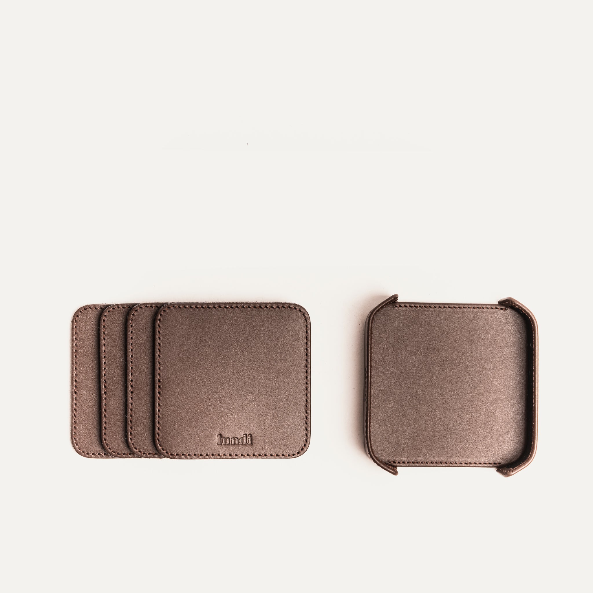 Dessous de verre en cuir marron avec un support de rangement en cuir marron.