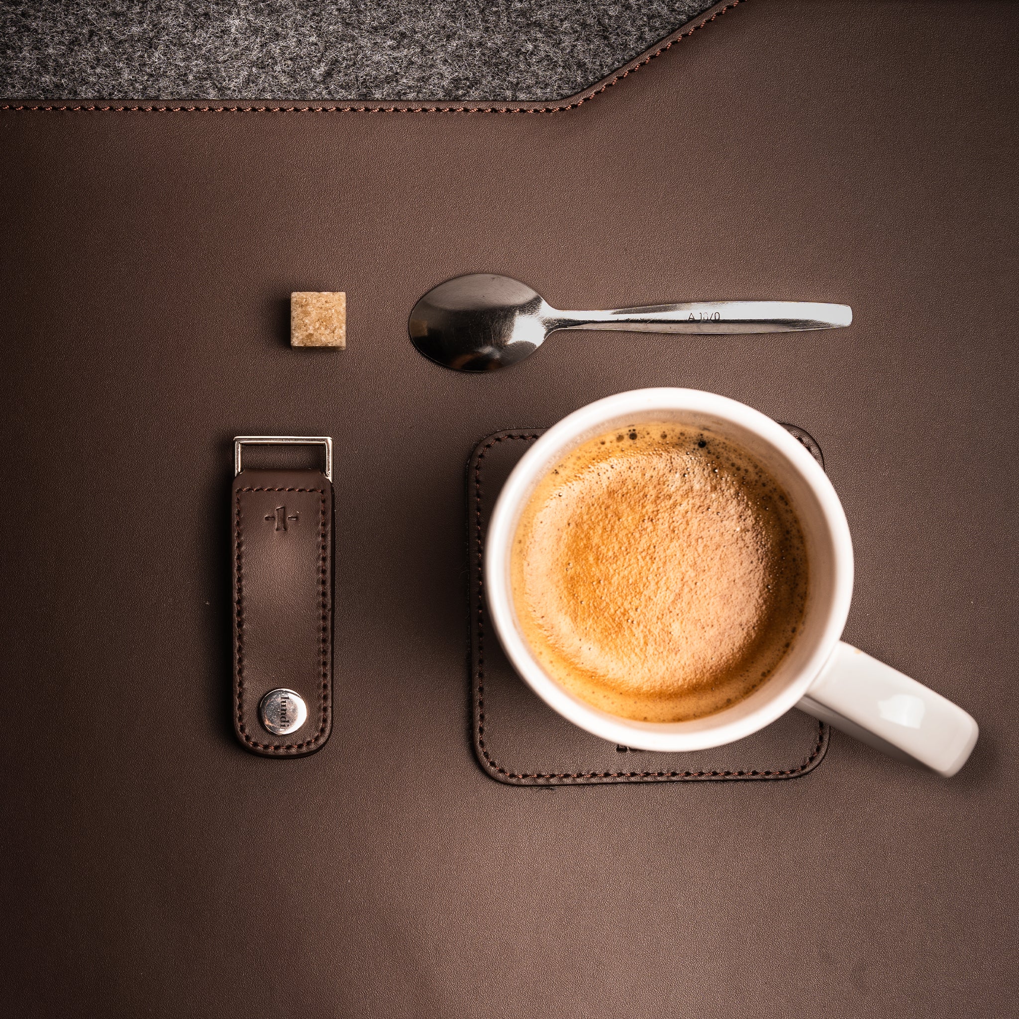 Dessous de verre en cuir marron, avec un porte clé et un sous main lundi, modèle IVO.