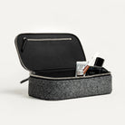 Un important volume de rangement pour cette trousse de toilette en toile et cuir