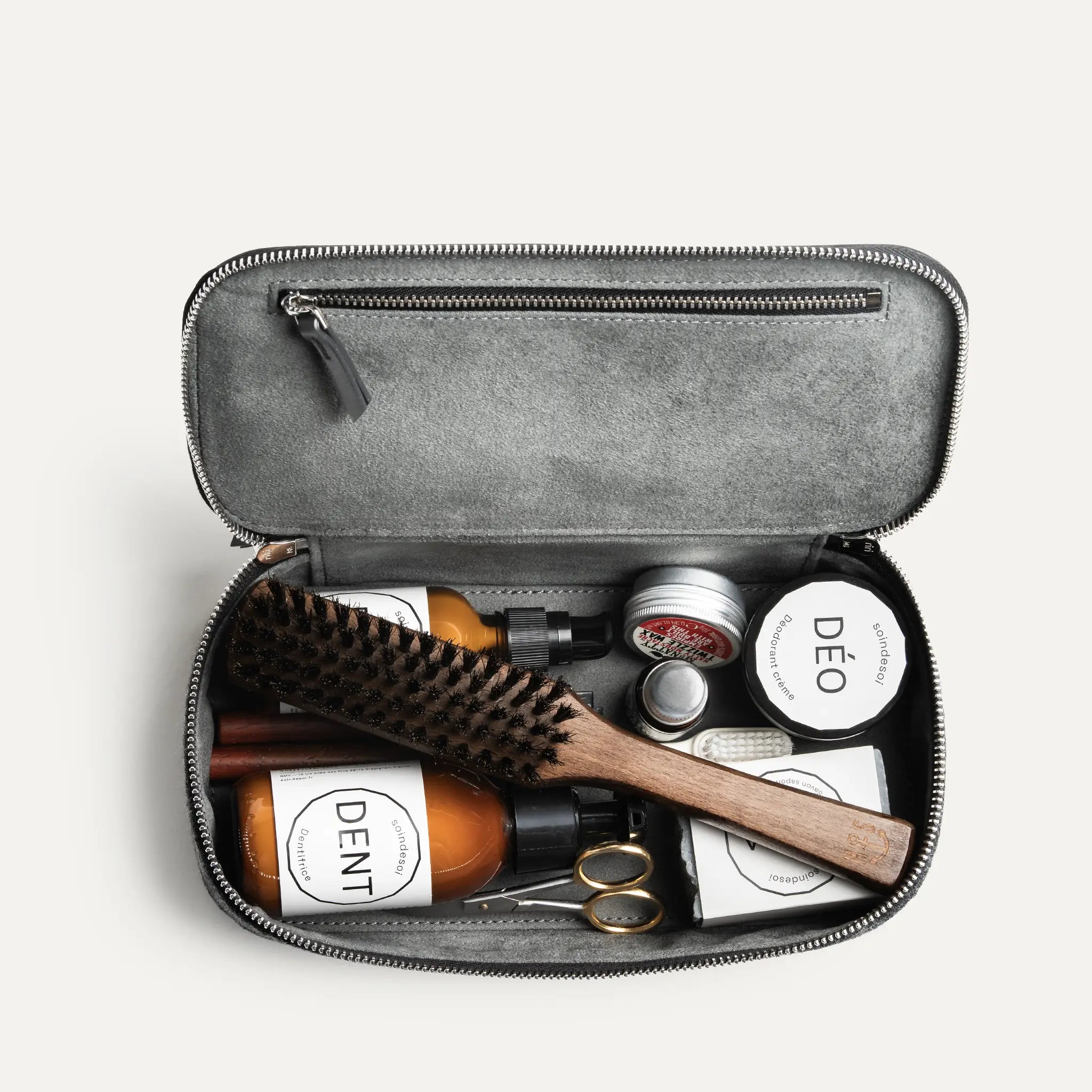 Un important volume de rangement pour cette trousse de toilette en toile et cuir