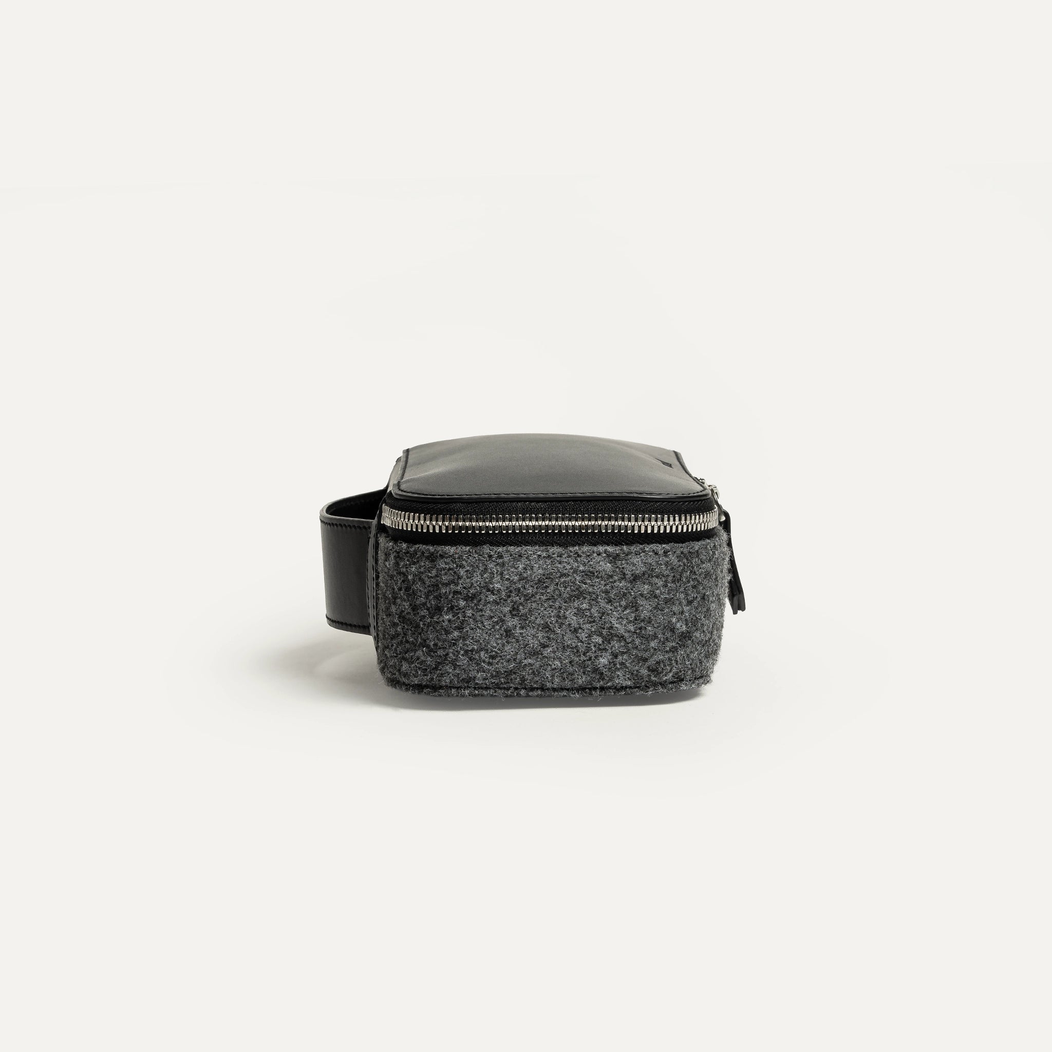 Un format compact pour cette trousse de toilette qui se glissera facilement dans tous vos sacs.
