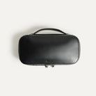 Un cuir au tannage végétal est utilisé pour la construction de cette trousse de toilette. logo lundi embossé