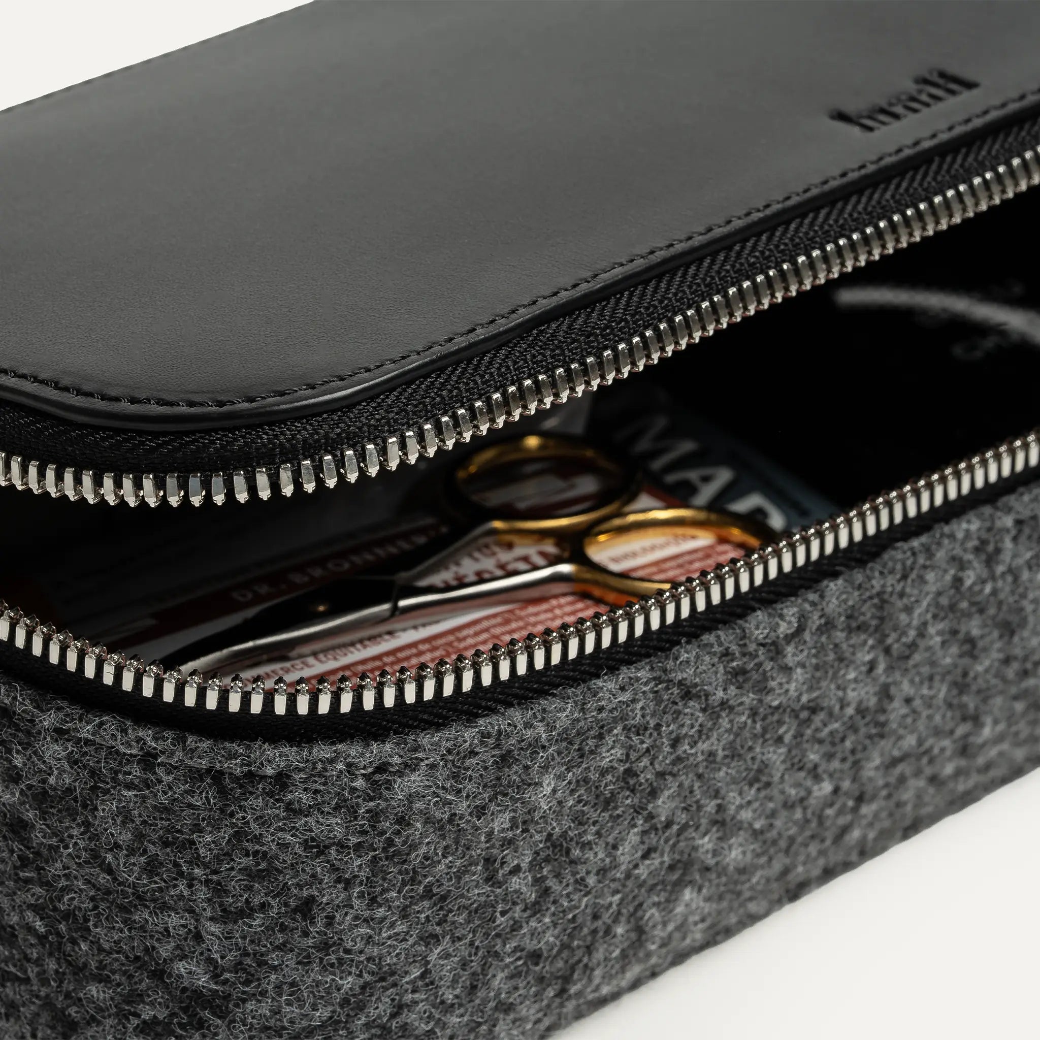 Cette trousse de toilette est équipée de zip en métal : la garantie d'une très longue durée de vie.