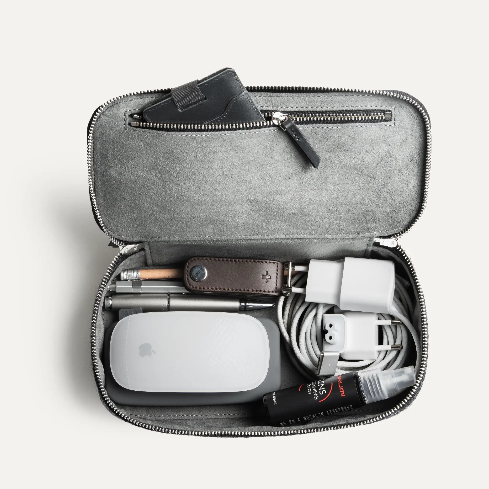 Des matériaux de grande qualité sont utilisés dans la fabrication de cette trousse de toilette.