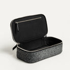 De nombreux accessoires viennent se ranger dans cette trousse de toilette