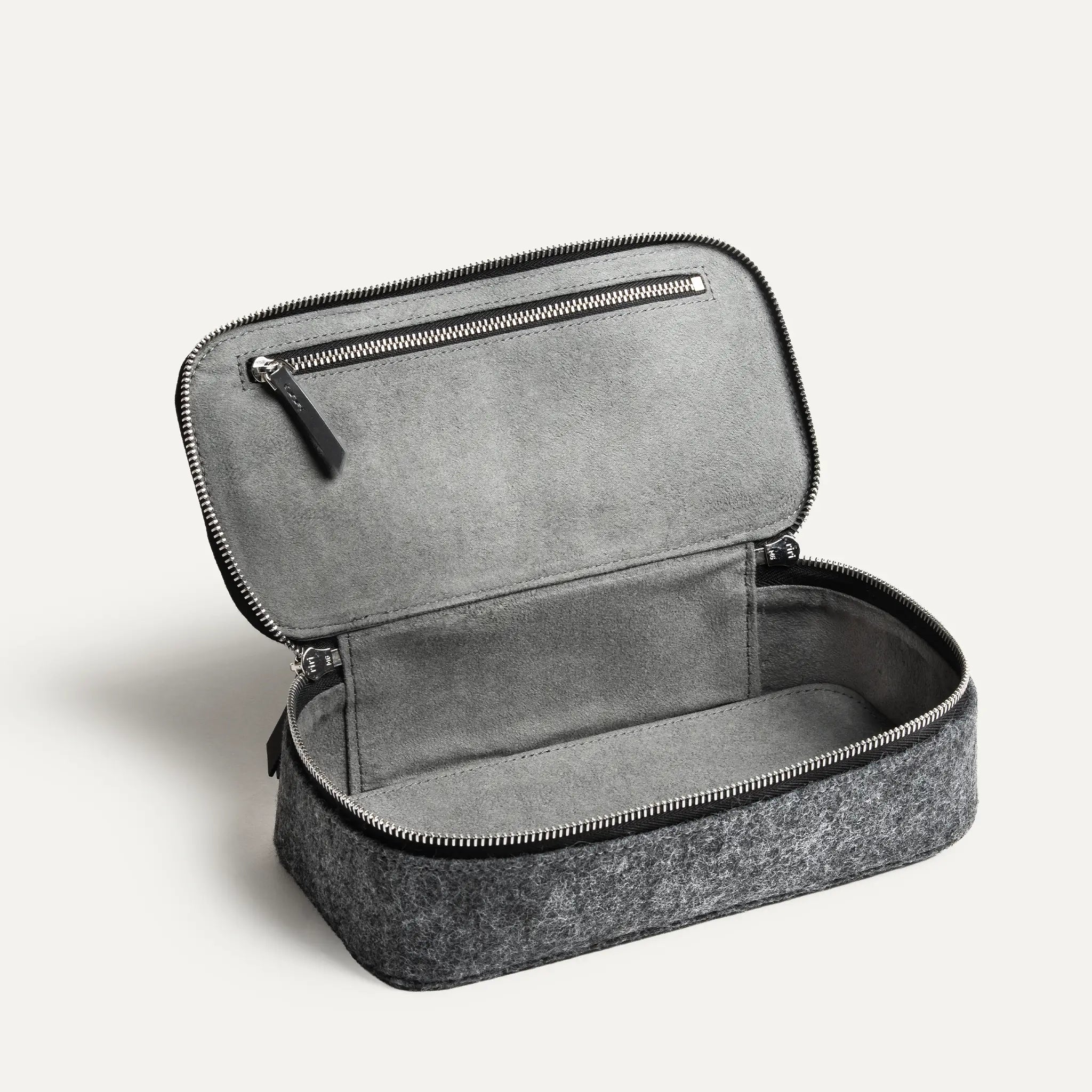 De nombreux accessoires viennent se ranger dans cette trousse de toilette