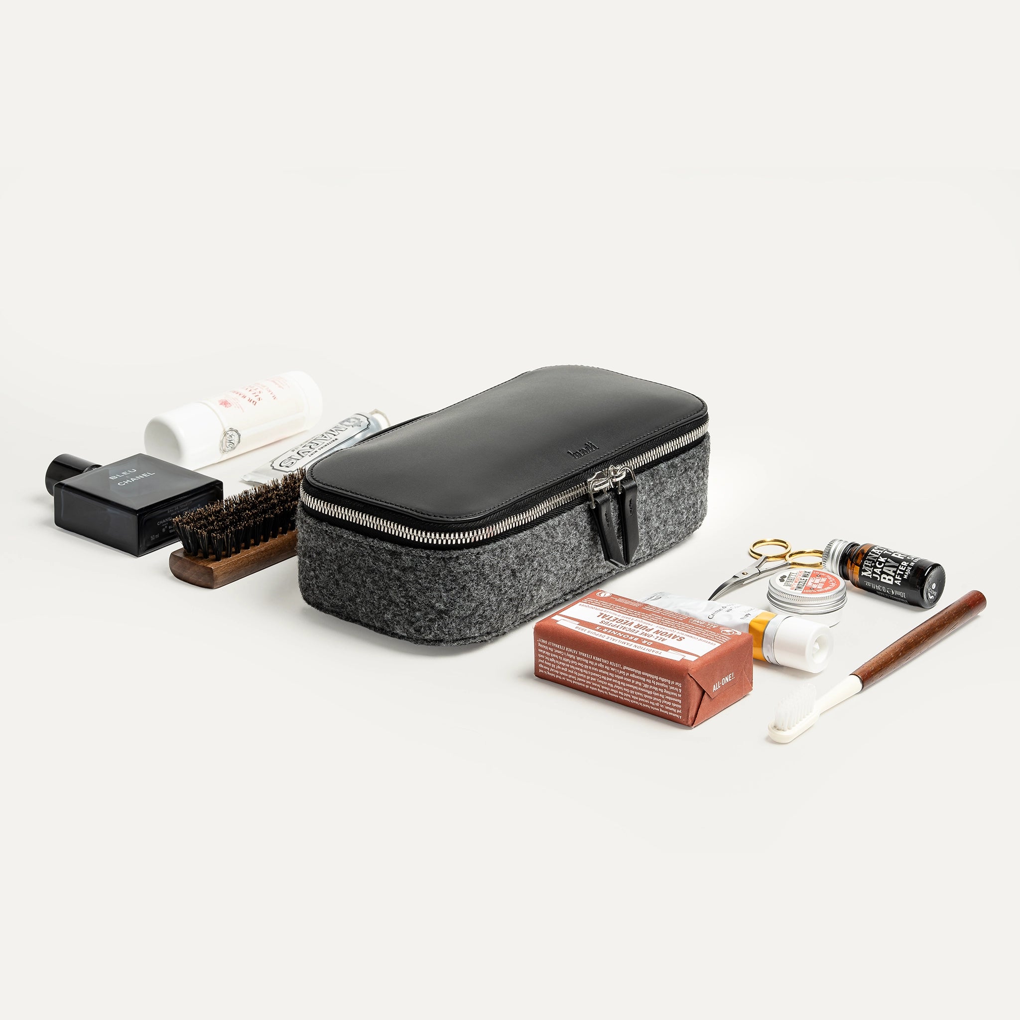 Une trousse de toilette compacte mais qui propose malgré tout un volume de rangement idéal pour courts déplacements