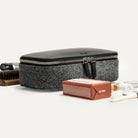 Feutre et cuir sont les matérieaux essentiels utilisés sur cette trousse de toilette.