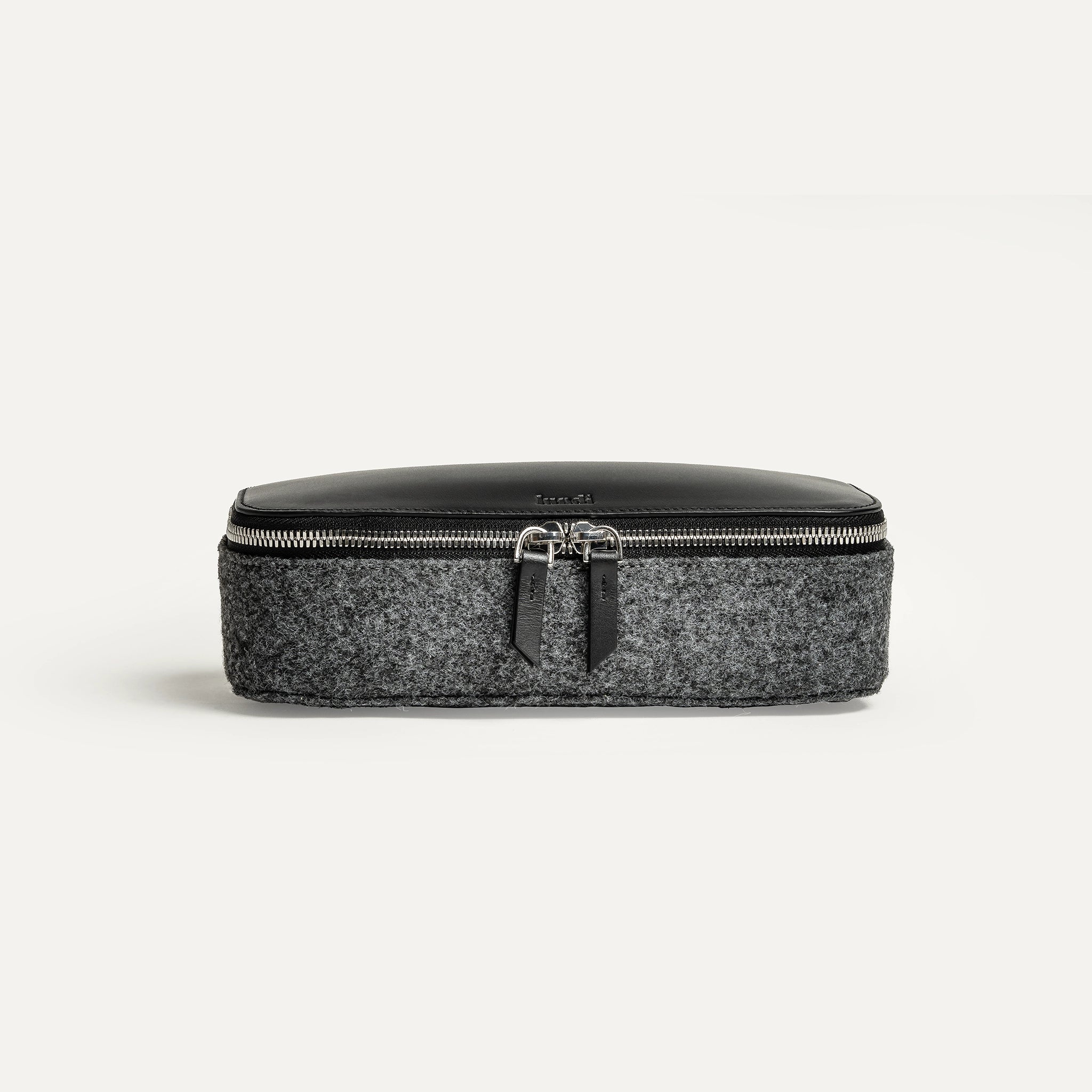 Une trousse de toilette aux dimensions idéales pour vous accompagner dans tous vos déplacements.