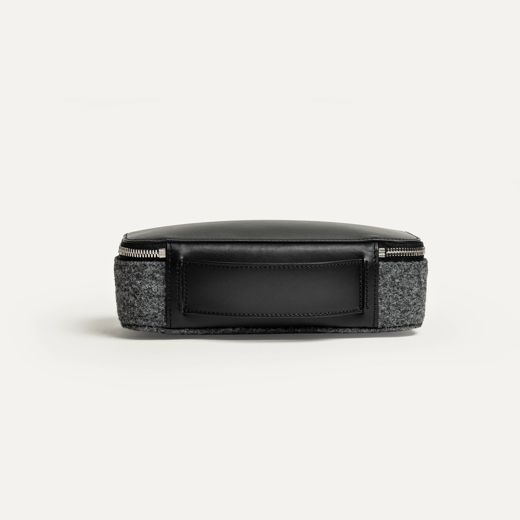 Une sangle à l'arrière de cette trousse de toilette vous permet de l'accrocher facilement où vous le souhaitez.