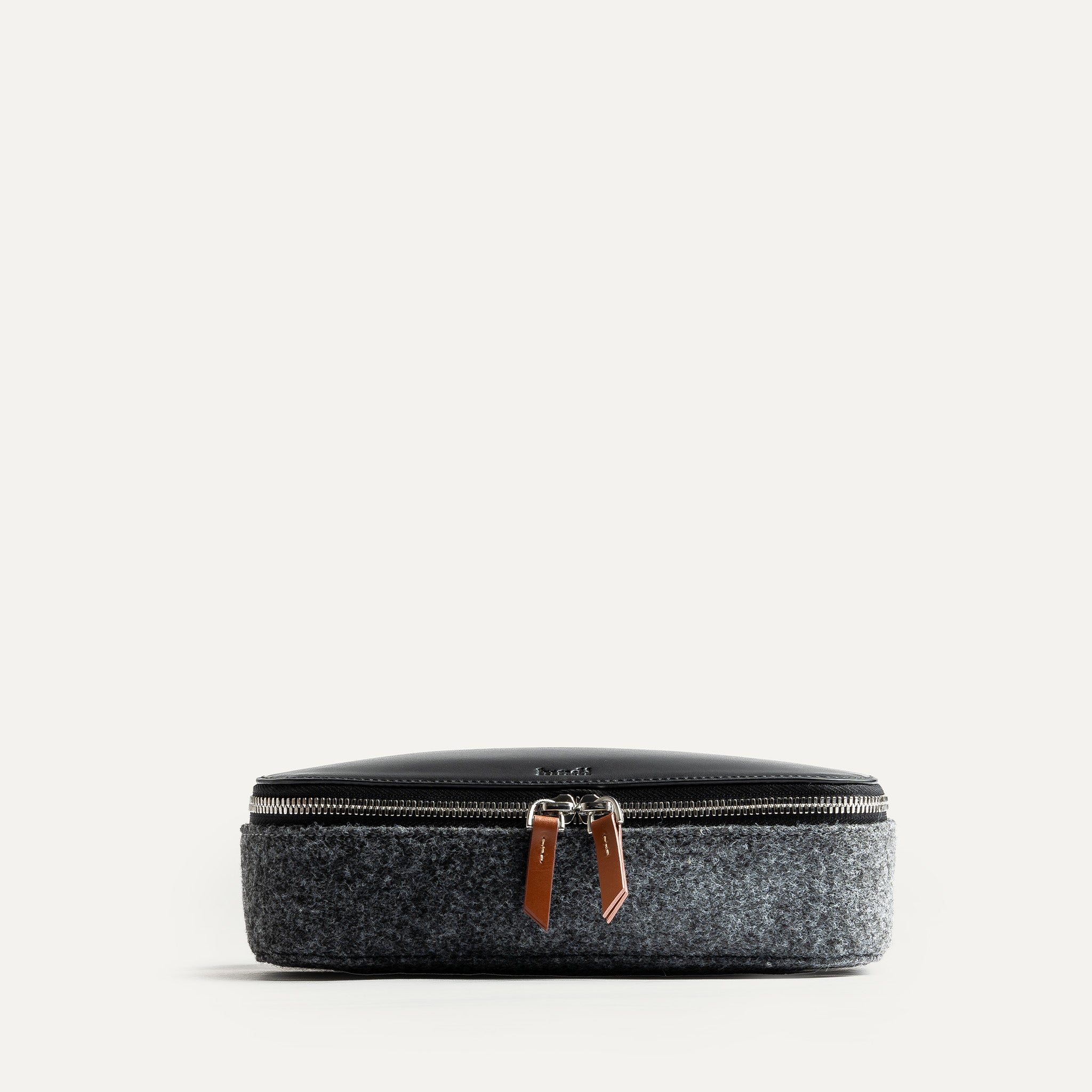 Trousse de toilette de luxe en cuir noir et feutre gris aux détails cognac.