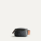 Trousse de toilette de luxe avec des détails couleur cognac.