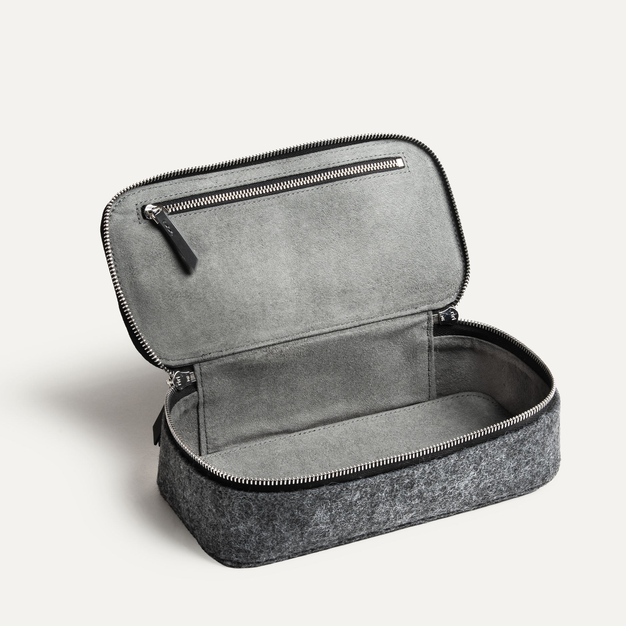 Trousse de toilette lundi avec un compartiment fonctionnel.