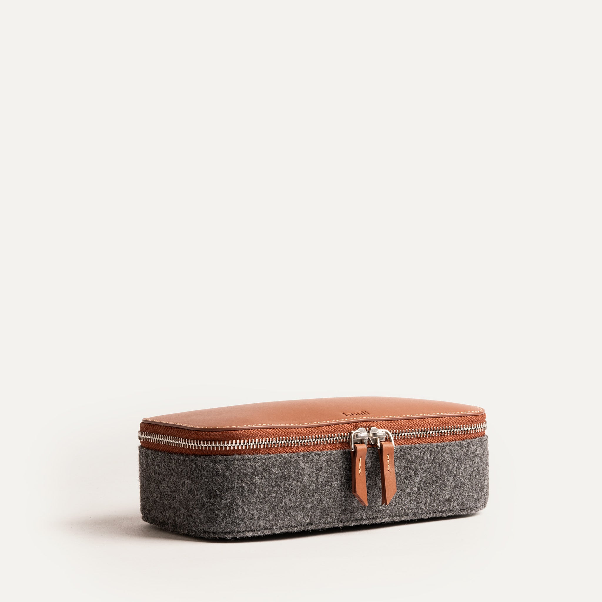 Trousse de toilette homme cuir combiné avec feutre gris et cuir camel, fermée et élégante, parfaite pour les voyages.