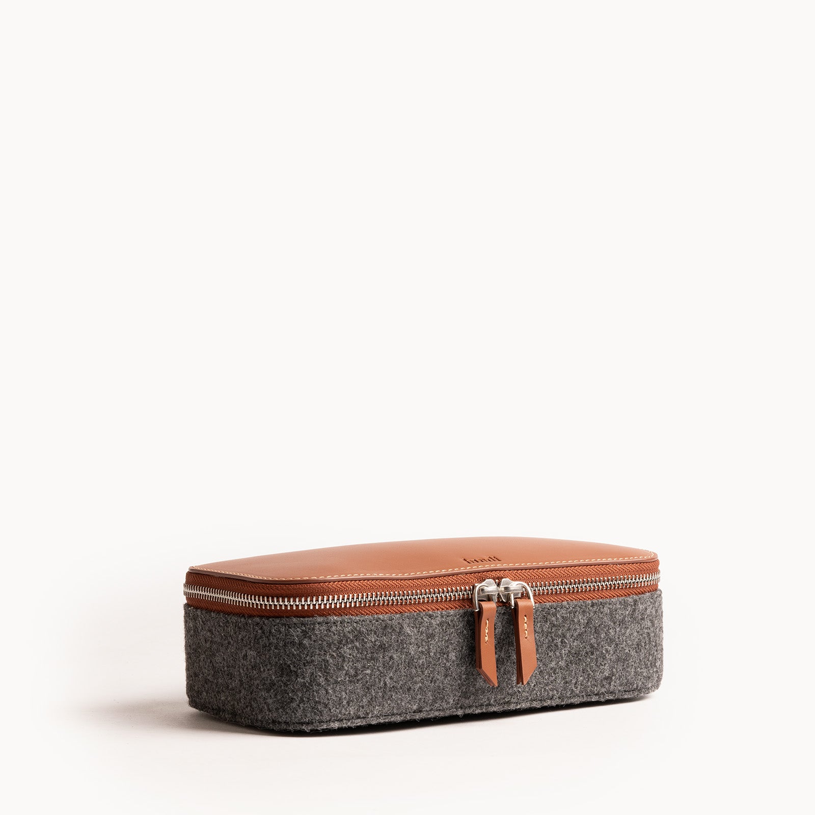 Trousse de toilette homme cuir combiné avec feutre gris et cuir camel, fermée et élégante, parfaite pour les voyages.