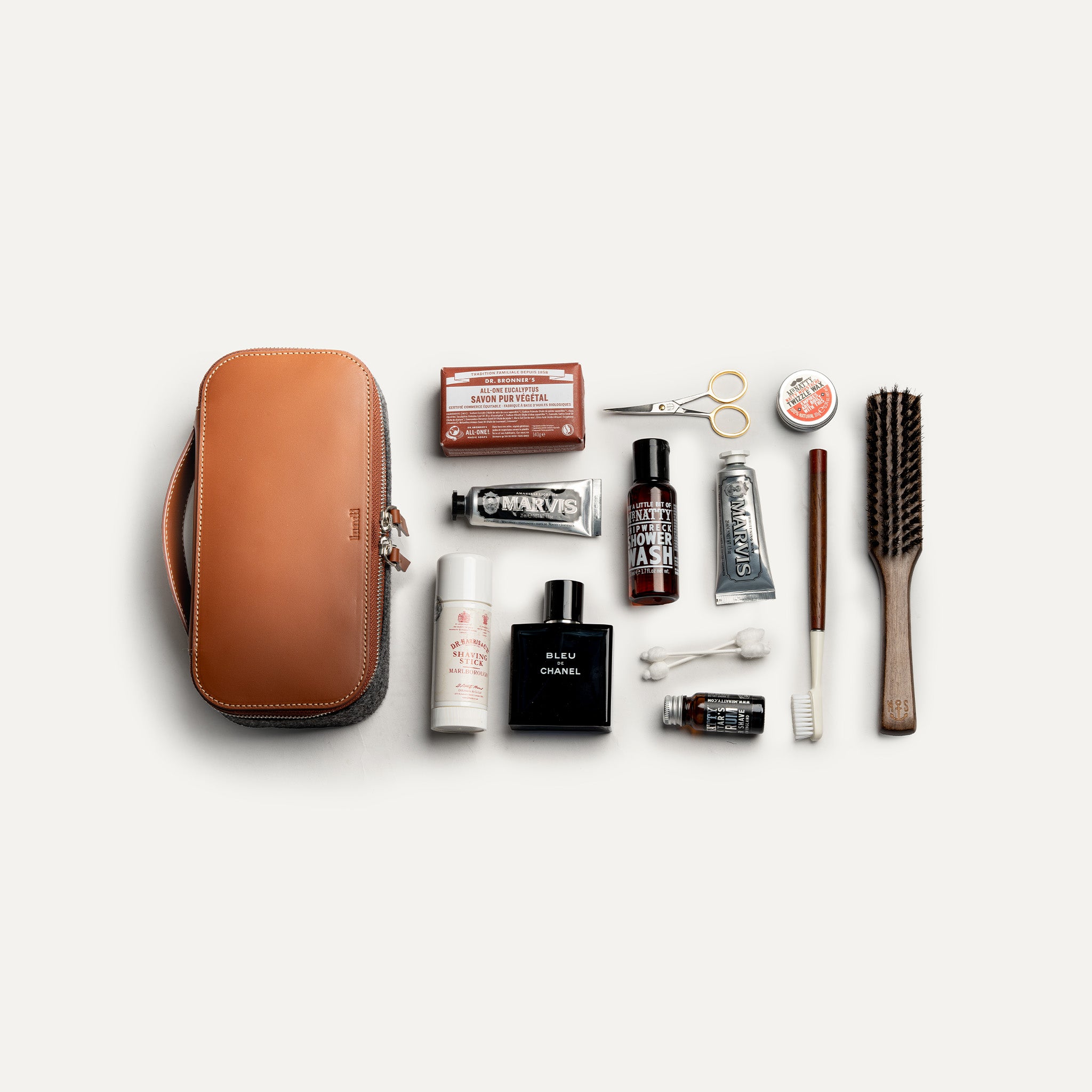 Trousse de toilette femme en cuir camel vue de dessus.