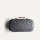 Trousse de toilette avion compacte et élégante, en cuir marron et feutre gris.