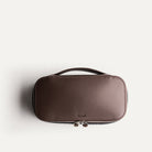 Trousse de toilette femme en cuir marron, élégante et compacte, vue de dessus.