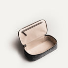 Grande trousse de toilette avec compartiment intérieur pratique, en cuir marron et feutre gris.