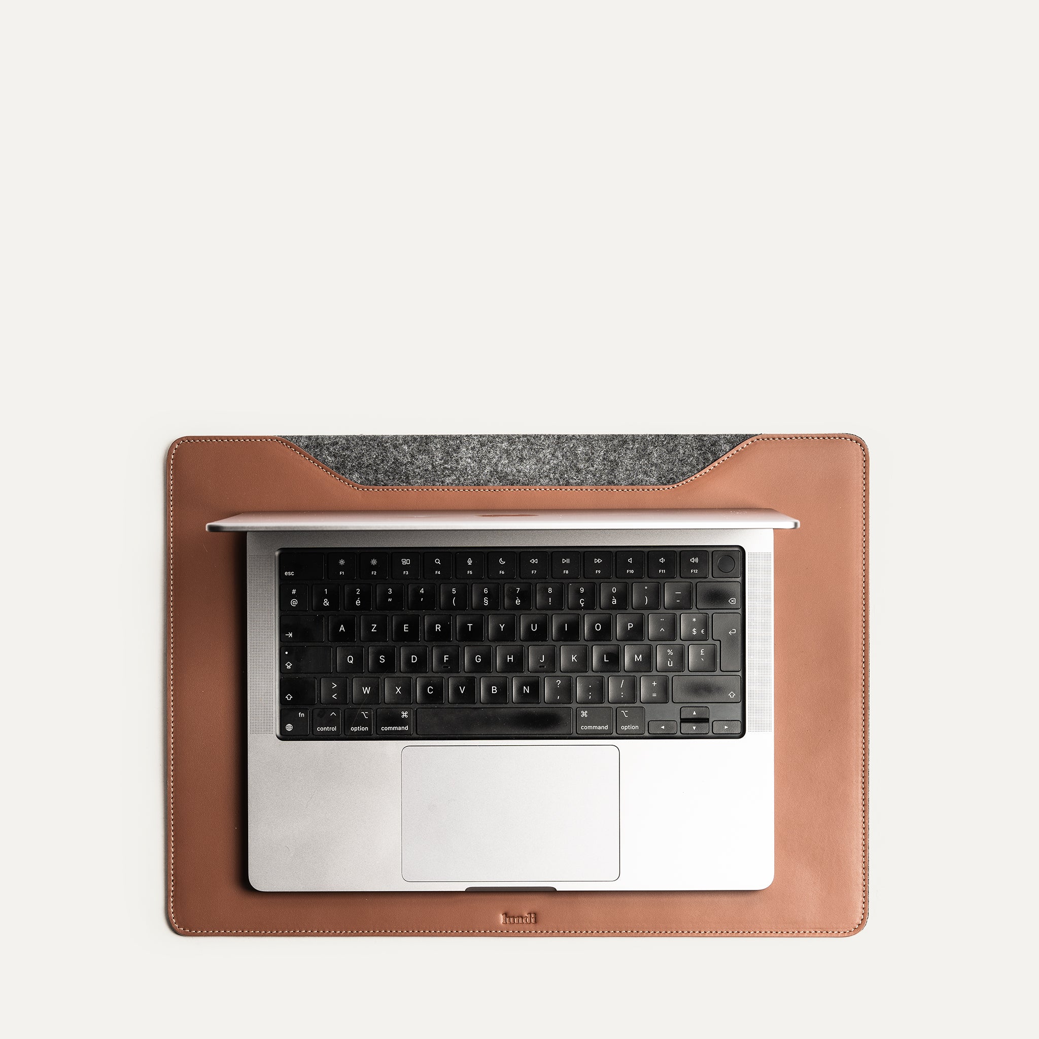 Sous main cuir cognac, MacBook 14 ou 16 pouces, modèle LEO.