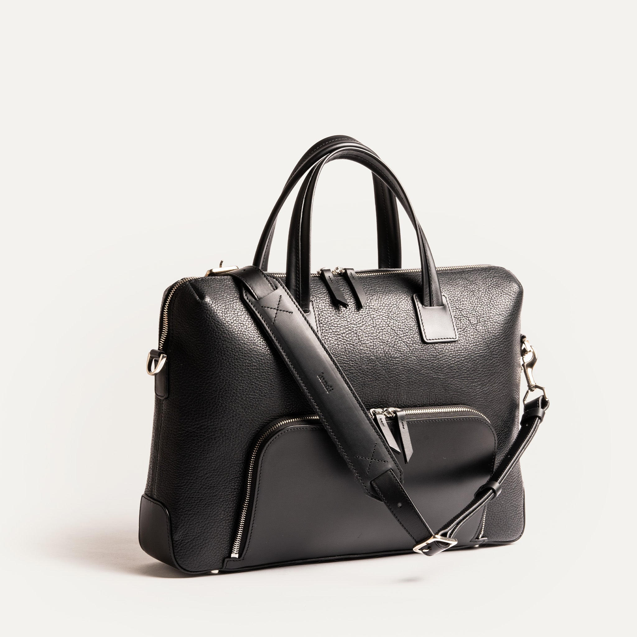 Porte-document en cuir noir haut de gamme pensé par lundi  pour durer toute une vie.