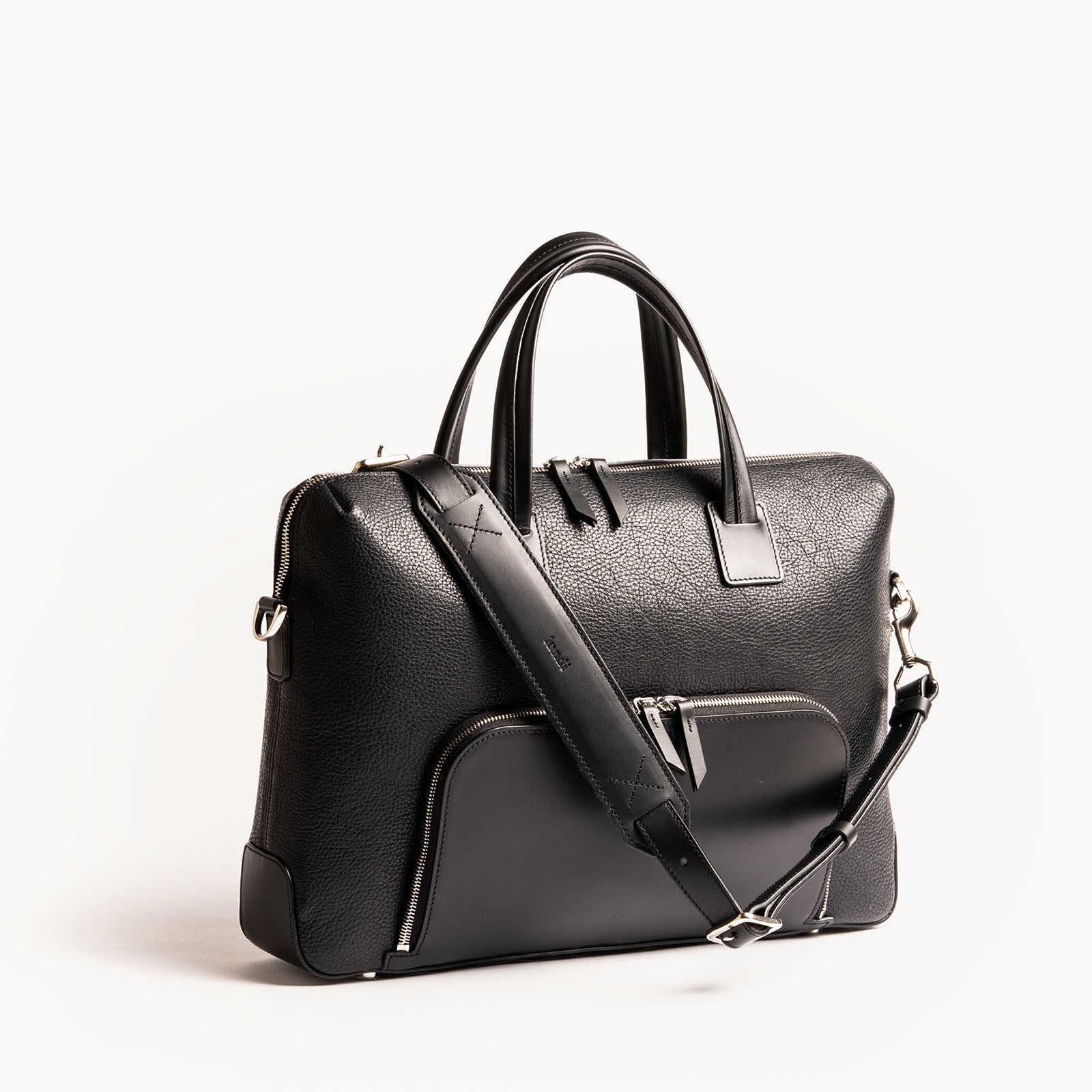Porte-document en cuir noir haut de gamme pensé par lundi pour durer toute une vie.