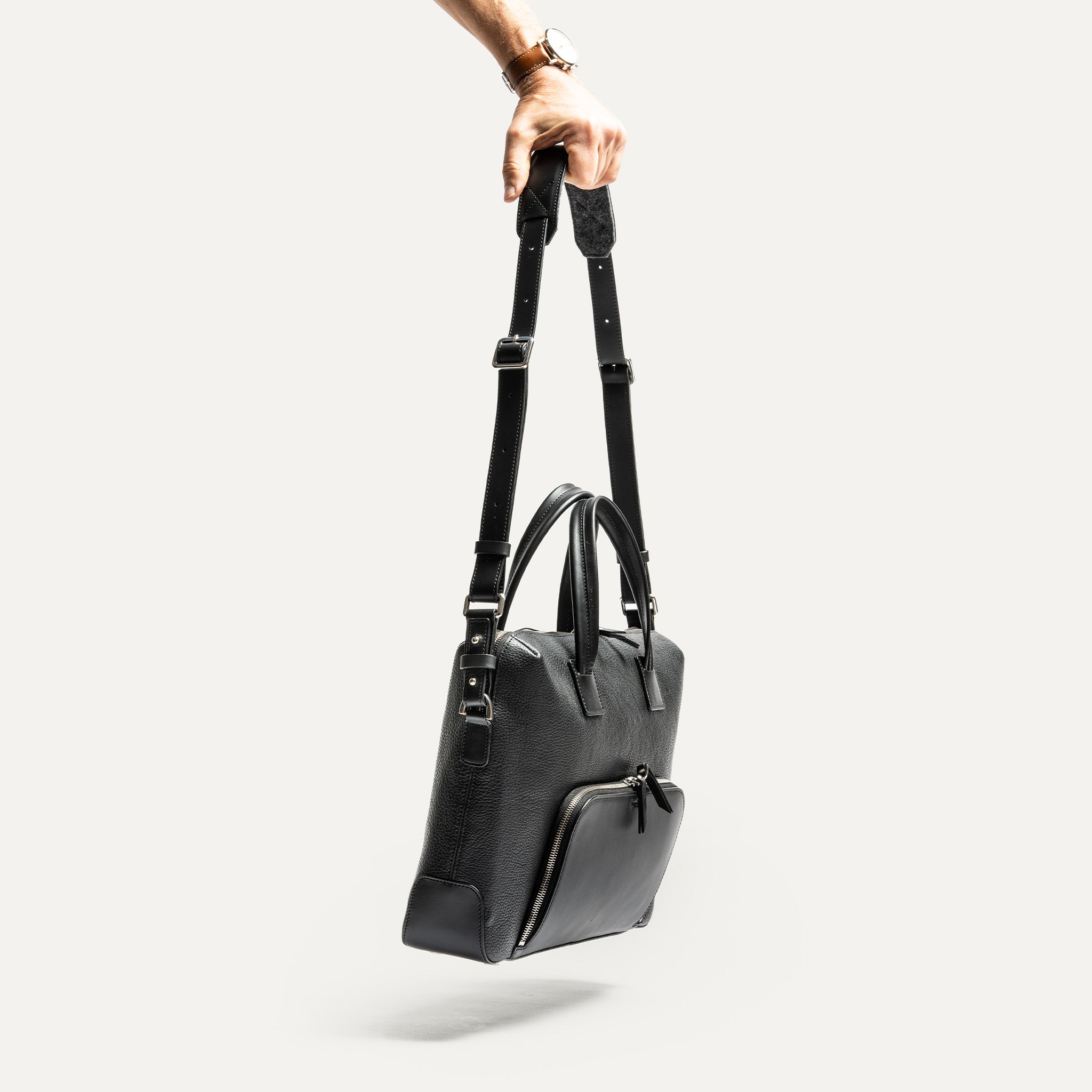 Sac à bandoulière homme en cuir noir de la marque lundi avec bandoulière ajustable et design minimaliste.