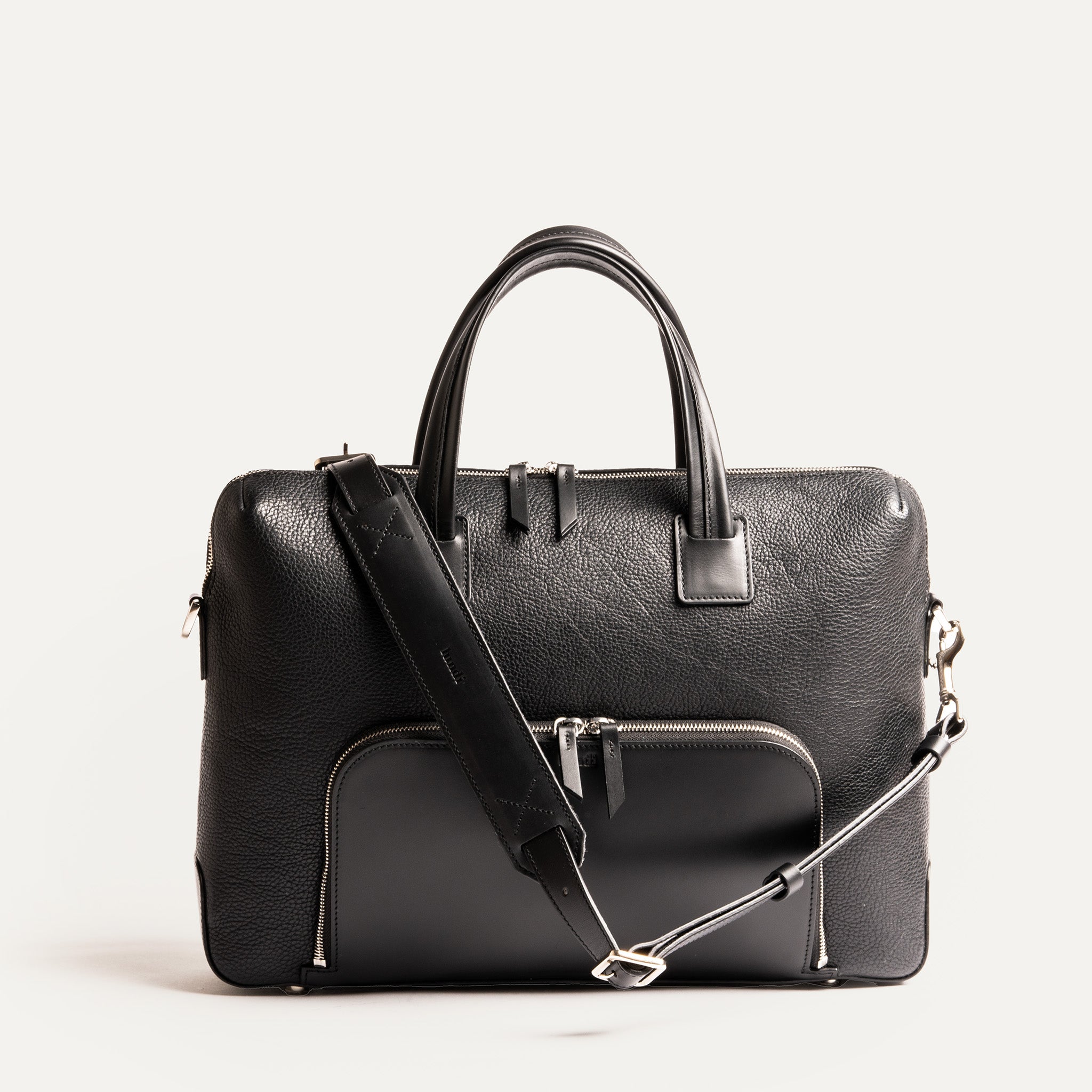 Sac à bandoulière homme en cuir noir.