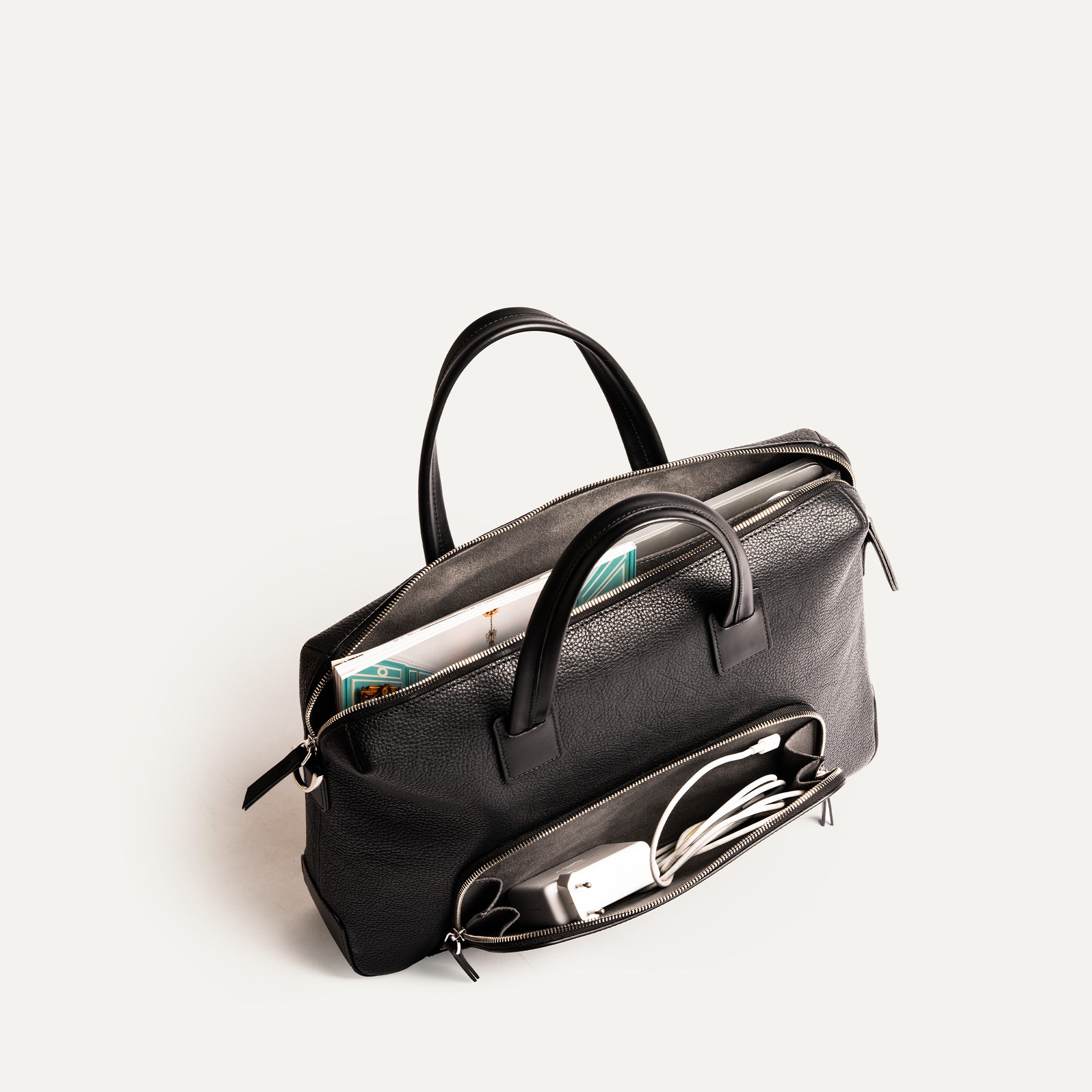 Sac à main homme fin et structuré en cuir grainé optimisés pour ordinateur, chargeur, carnet et accessoires.
