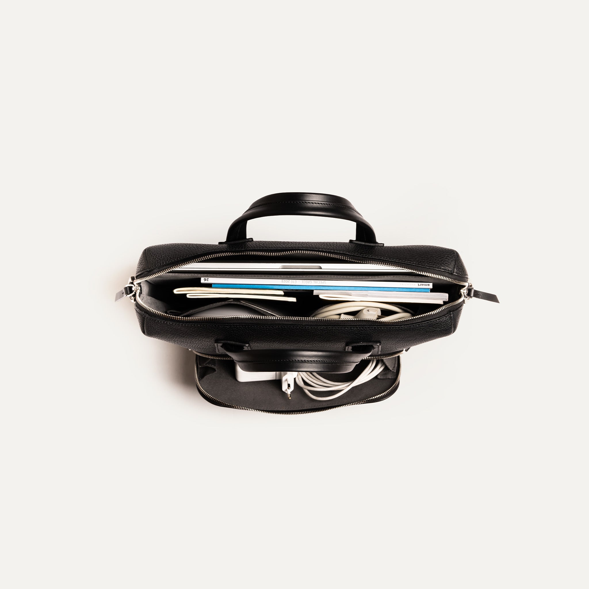 Intérieur ultra fonctionnel du cartable cuir homme pensé par lundi.