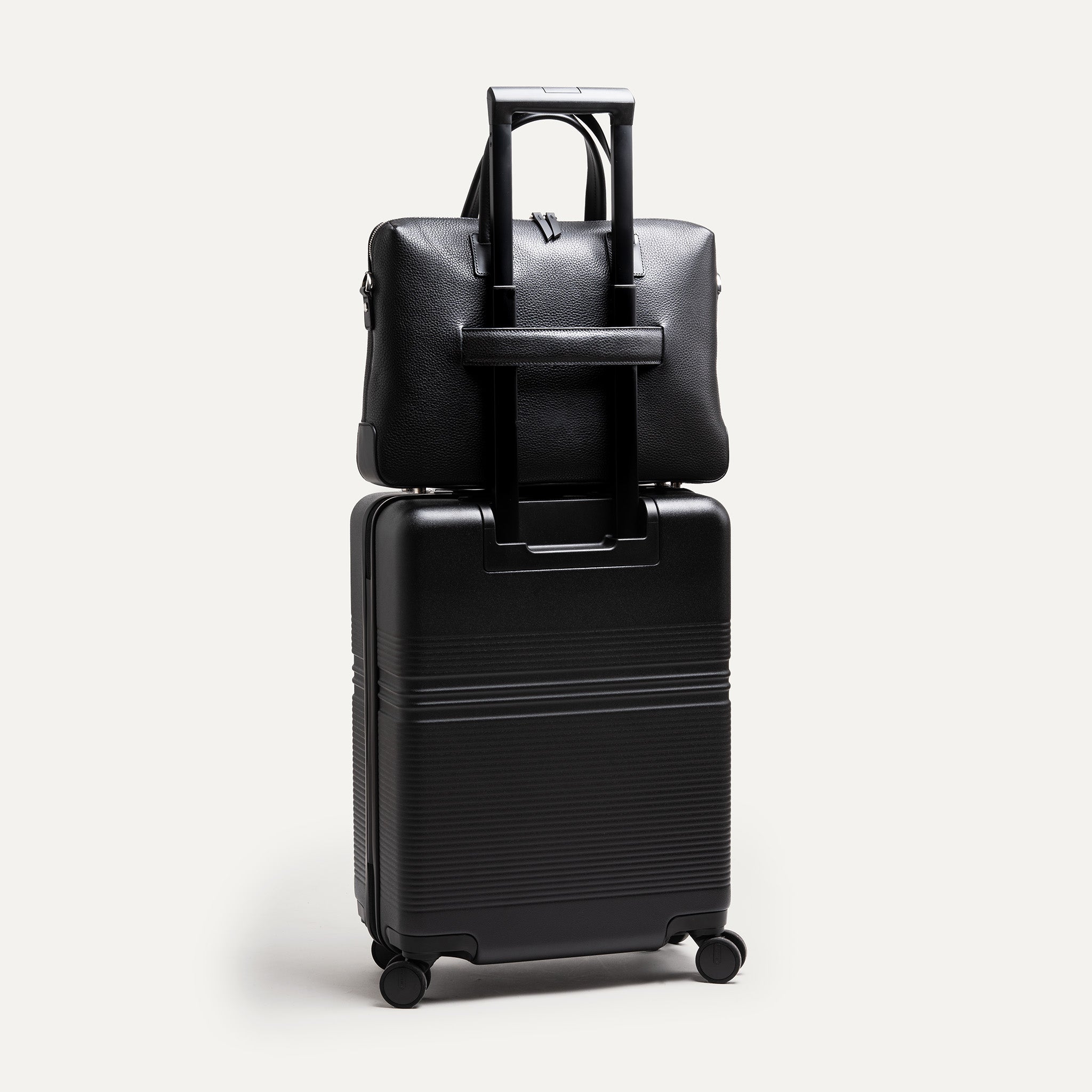 Sac ordinateur homme en cuir noir avec passant trolley idéal pour vos déplacements pro.