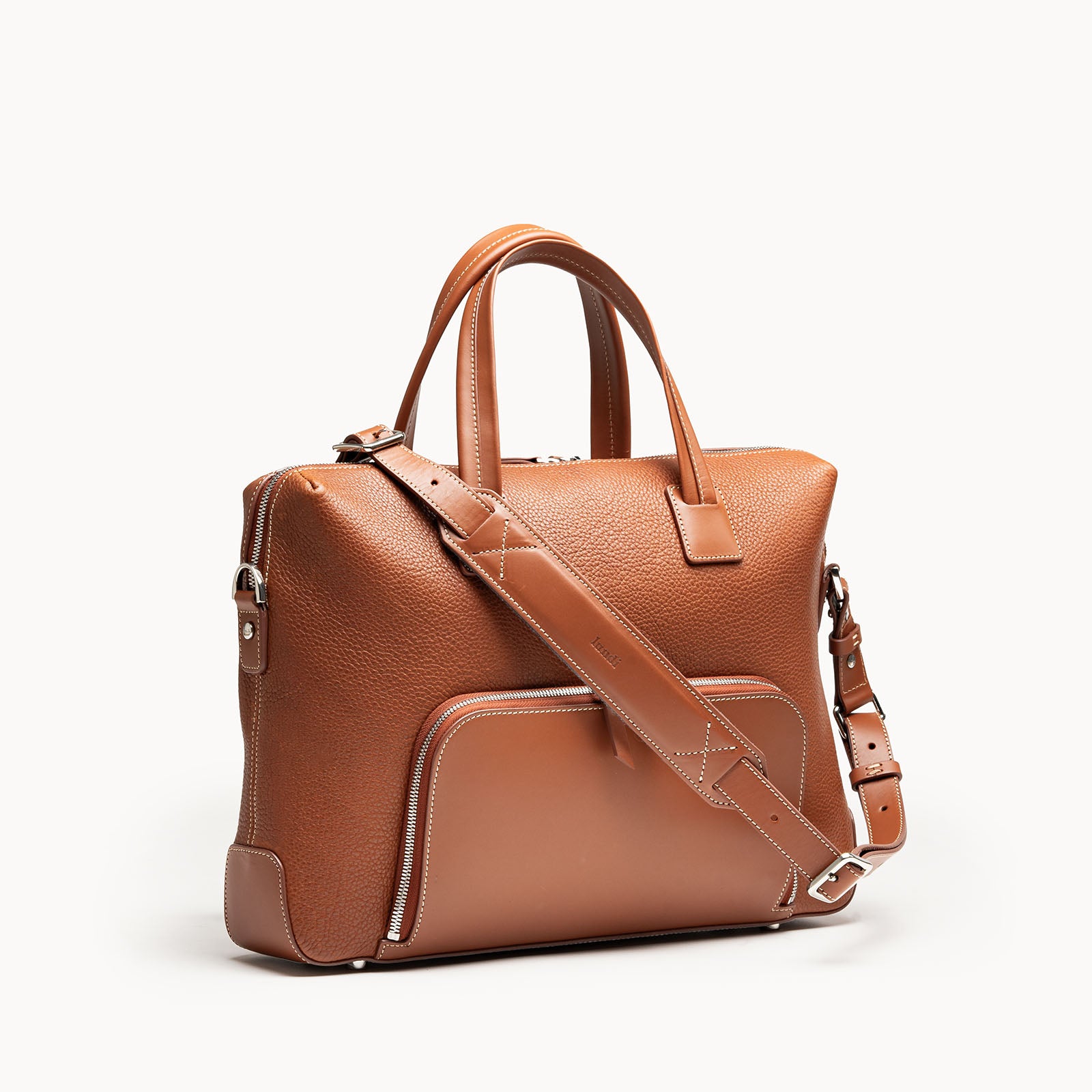 Sac à bandoulière homme en cuir cognac avec une poche avant zippée et une bandoulière assortie.