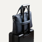 Attaché case en cuir avec passant trolley, parfaitement adapté aux voyages d'affaires.