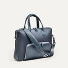 Elégant briefcase en cuir bleu foncé avec grande poche frontale zippée et bandoulière assortie.