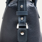 porte document homme en cuir grainé bleu avec des finitions robustes en laiton.