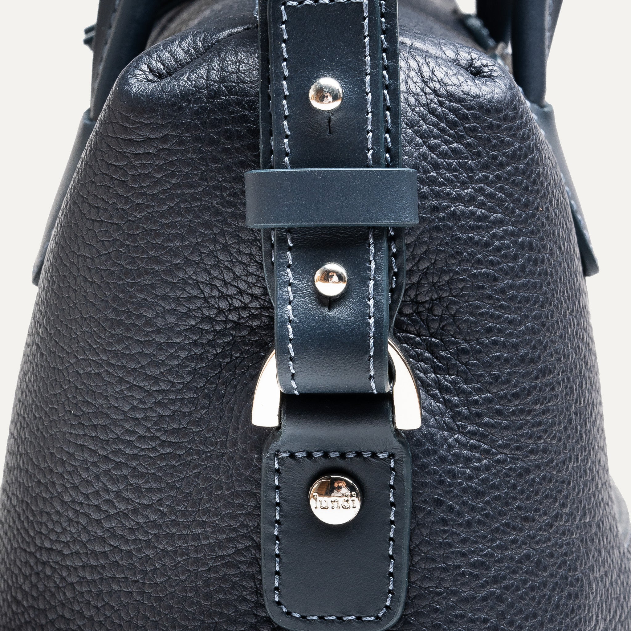 porte document homme en cuir grainé bleu avec des finitions robustes en laiton.