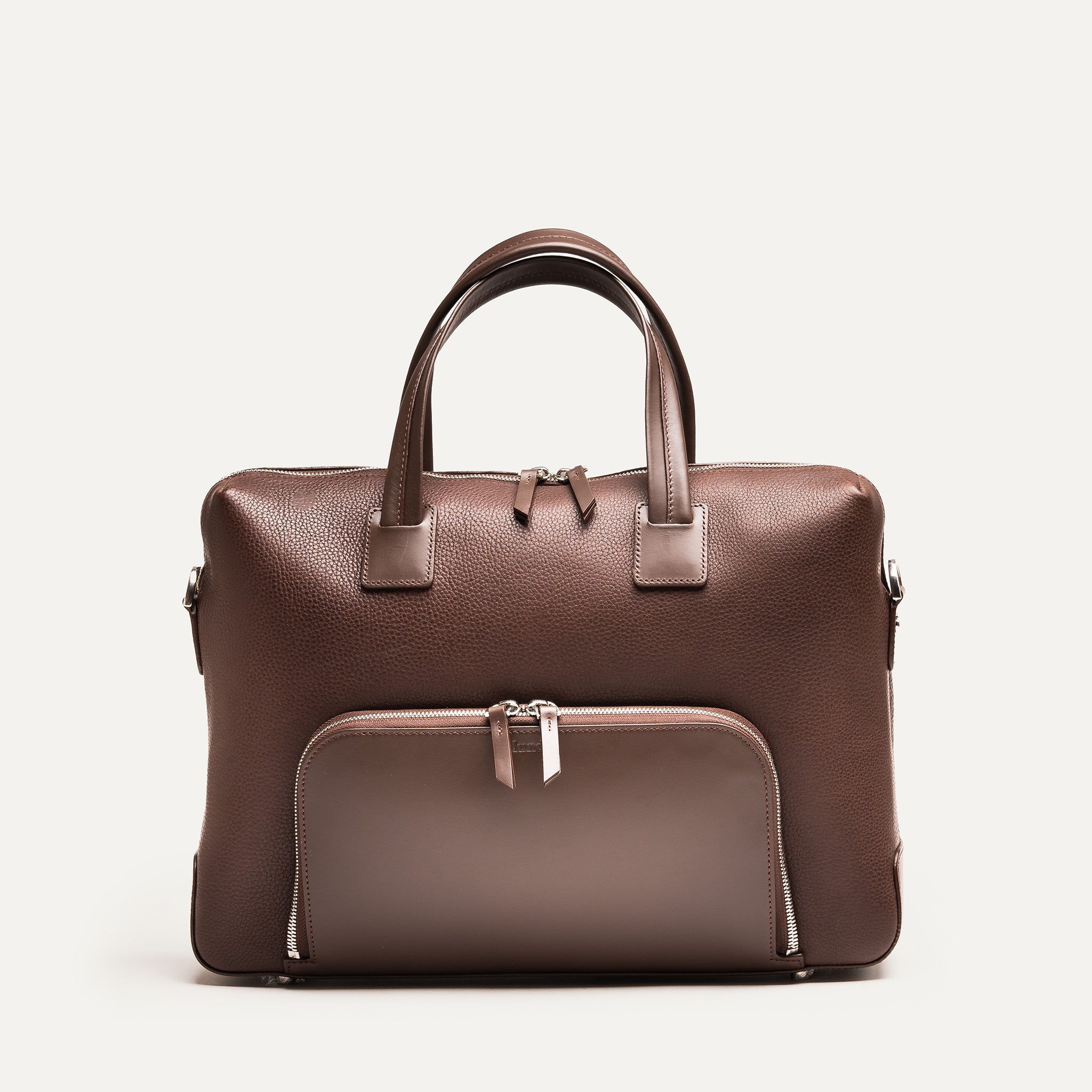 Sac homme travail en cuir marron grainé avec grande poche avant zippée et poignées solides.