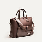 Briefcase en cuir marron avec bandoulière amovible, poche frontale zippée et poignées rigides.