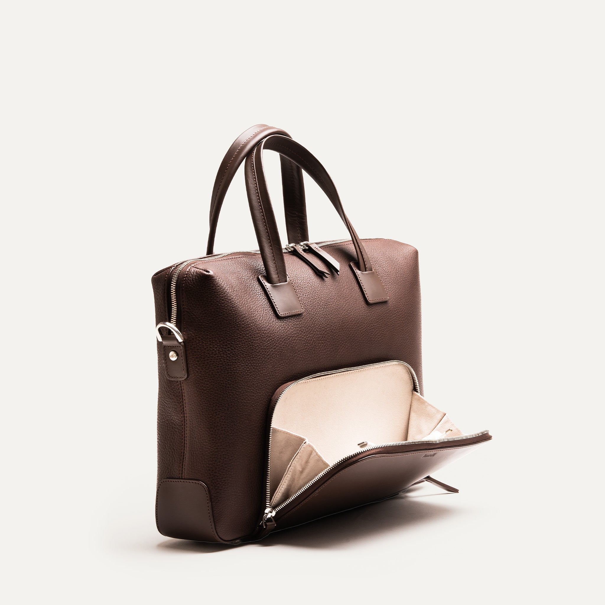 Sac porte document homme, révélant une grande poche intérieure claire avec rangements pratiques pour stylos et petits objets.