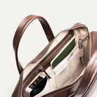 Sac à main homme en cuir marron, compartimenté pour ranger des objets essentiels du quotidien.